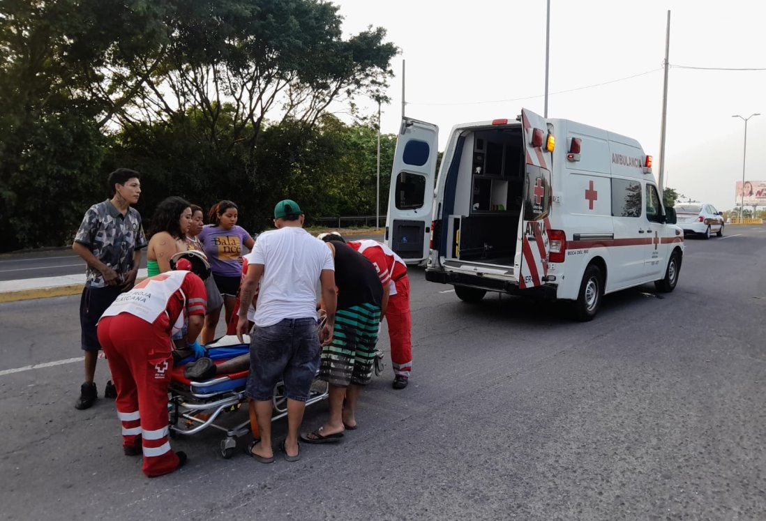Joven motociclista hospitalizado tras derrapar en distribuidor vial del aeropuerto Heriberto Jara Corona