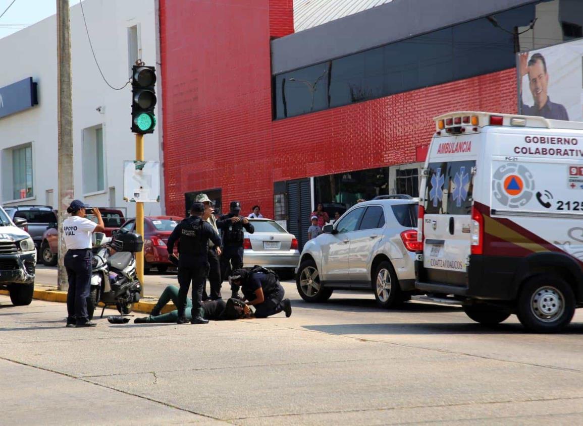 Motociclista es impactada por vagoneta en Coatzacoalcos