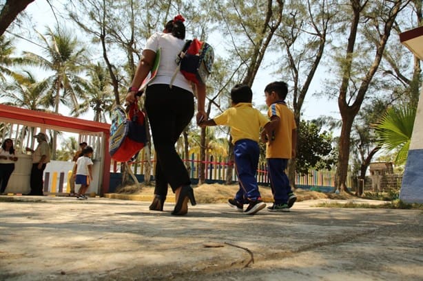 Padres de familia bloquearon avenida UV; exigen luz en jardín de niños | VIDEO
