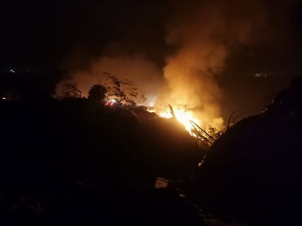 Controlan fuego del basurero de Nanchital 