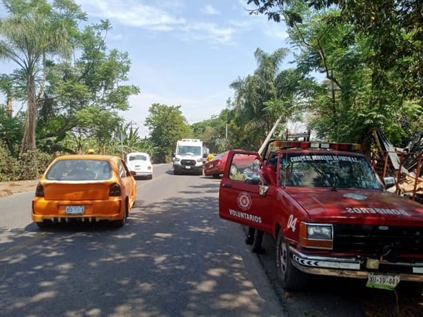 Auto choca y derriba poste de la CFE en la carretera Fortín-Huatusco