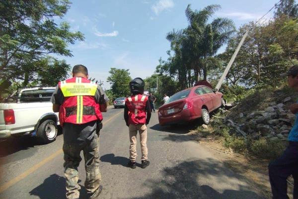 Auto choca y derriba poste de la CFE en la carretera Fortín-Huatusco