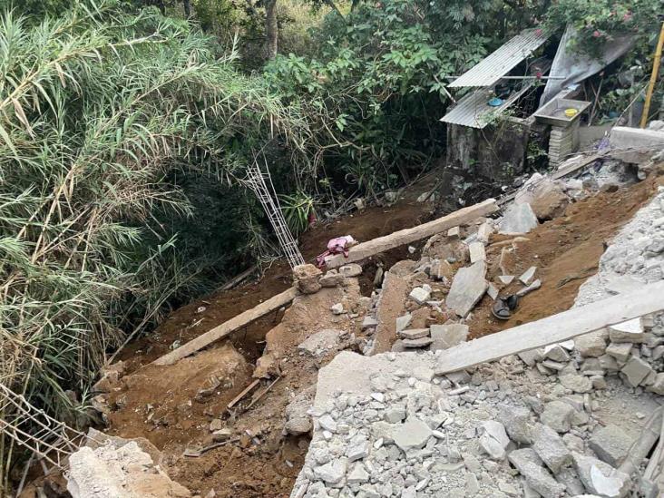 Menor de 13 años muere sepultado por un alud de tierra, en Totutla