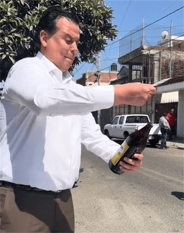 Dirigente de partido en Michoacán se hace viral por regalar ´caguamas´ en la calle | VIDEO