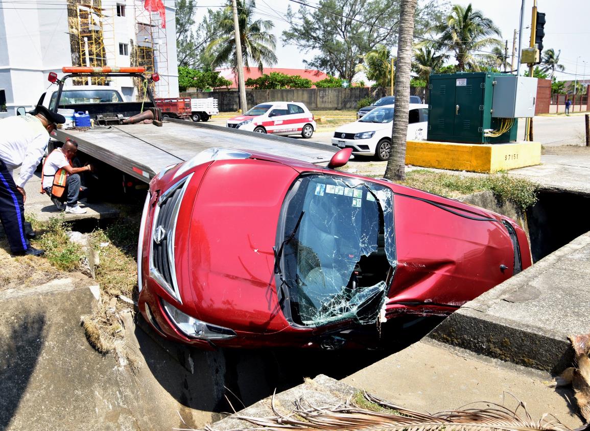 Vehículo termina en canal de Coatzacoalcos ¿cómo sucedió? | VIDEO