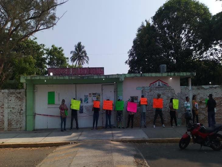 Toman secundaria de Boca del Río, padres acusan desvíos de recursos