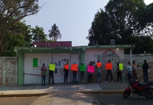 Toman secundaria de Boca del Río, padres acusan desvíos de recursos
