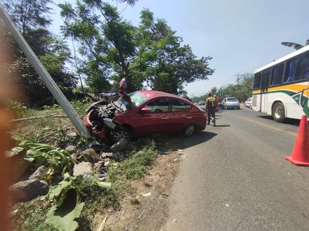 Auto choca y derriba poste de la CFE en la carretera Fortín-Huatusco