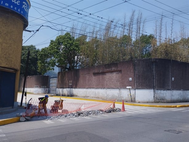 Abren a la fuerza calle recién pavimentada en Río Blanco