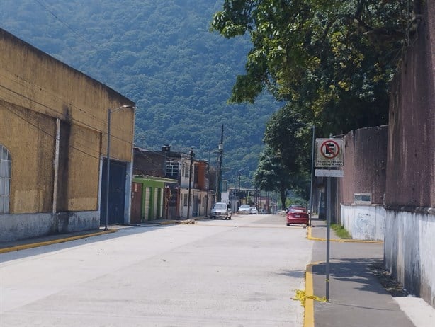 Abren a la fuerza calle recién pavimentada en Río Blanco