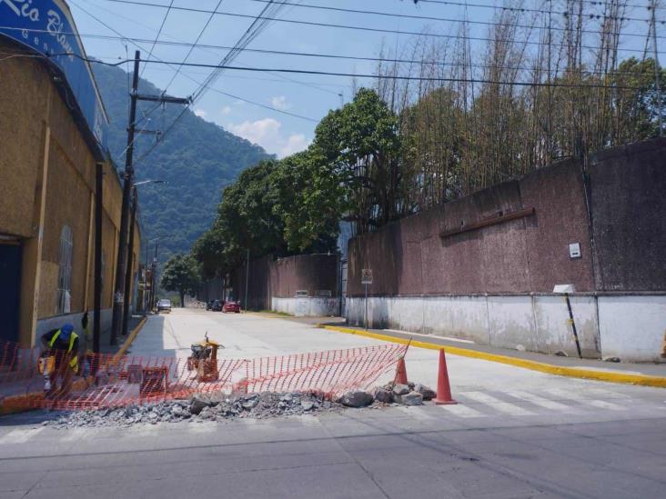 Abren a la fuerza calle recién pavimentada en Río Blanco