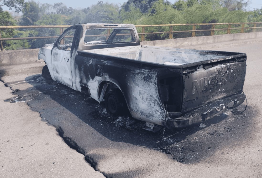 Manifestantes del Frente Nacional de Lucha por el Socialismo incendian una camioneta en Tantoyuca