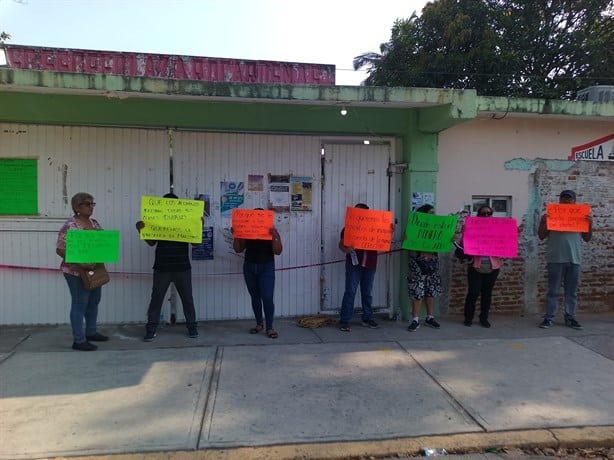 Toman secundaria de Boca del Río, padres acusan desvíos de recursos