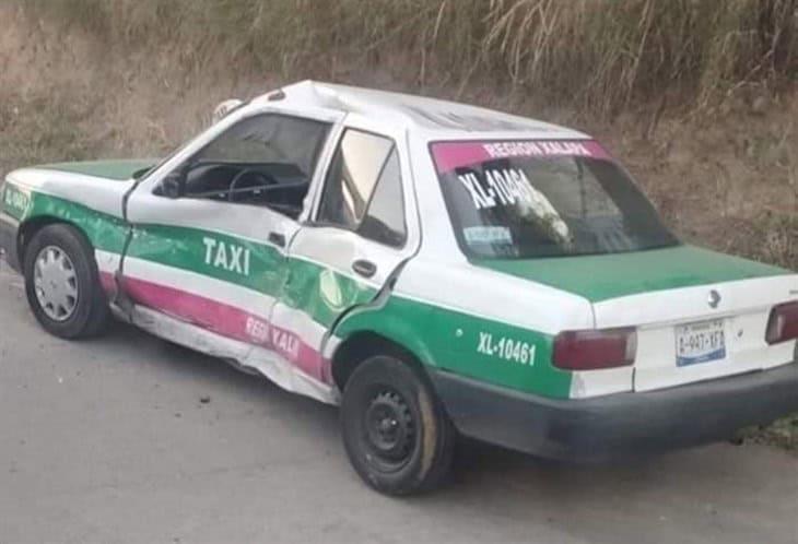 Se registra choque entre autobús AU y taxi en las Trancas 