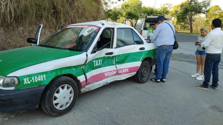 Se registra choque entre autobús AU y taxi en las Trancas 