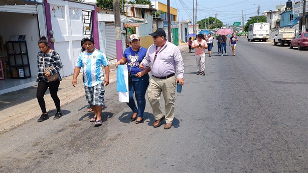 Por falta de luz en primaria, padres de familia bloquean avenida de Coatzacoalcos