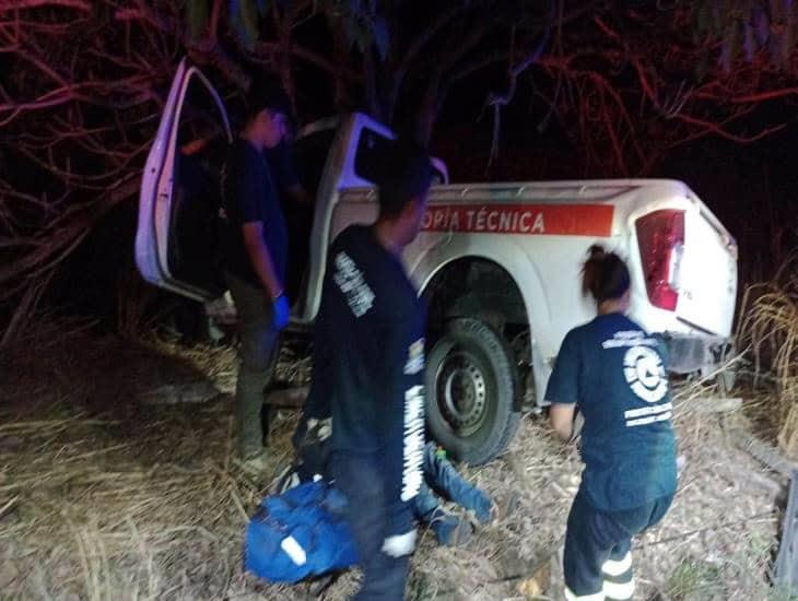 Conductora de camioneta en Soledad de Doblado pierde el control y vuelca fuera del camino