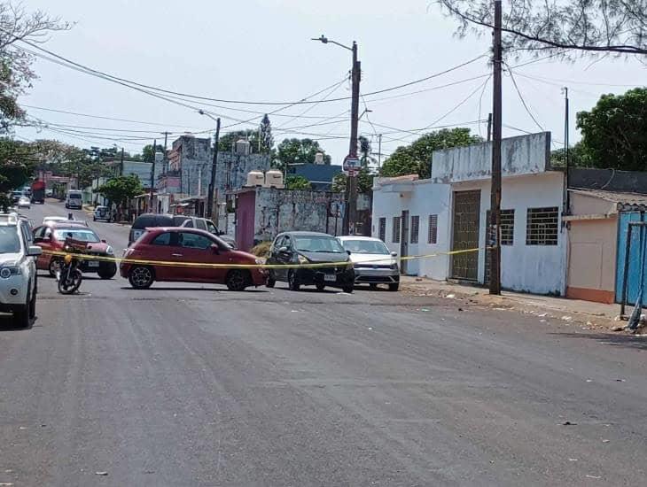 Por falta de luz en primaria, padres de familia bloquean avenida de Coatzacoalcos