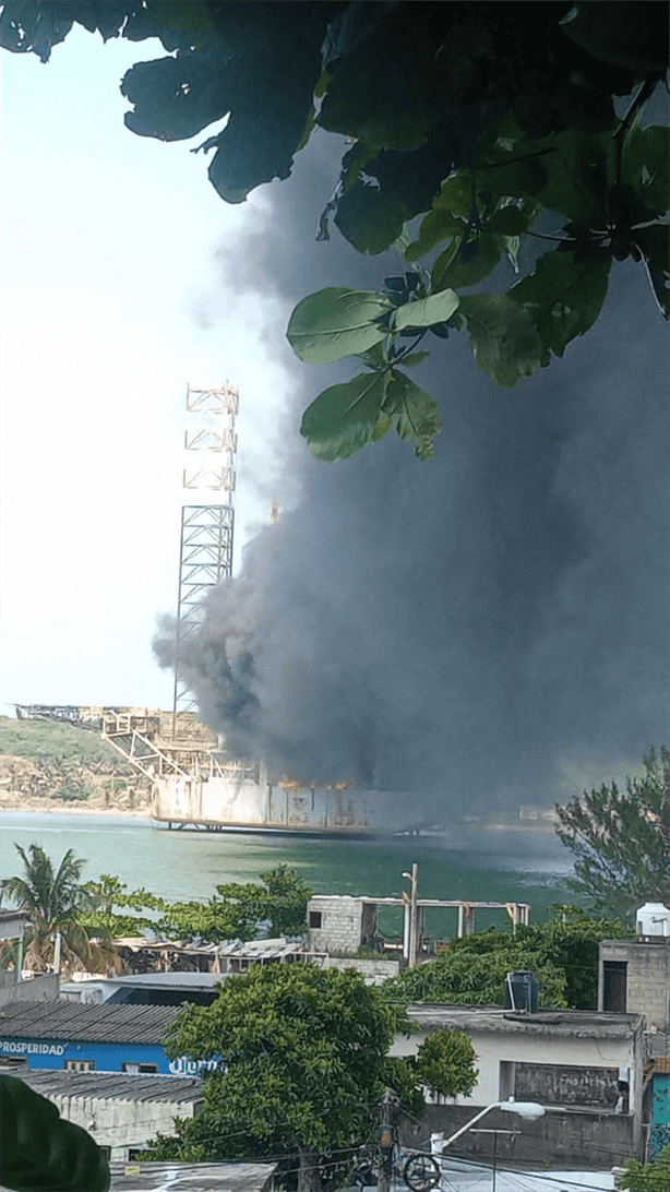 Se incendia plataforma marítima en el puerto de Alvarado; evacuan con éxito a personal | VIDEO