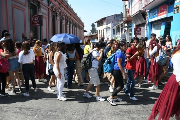 Derrame de cianuro causa caos en Prepa Juárez de Xalapa; evacúan de emergencia