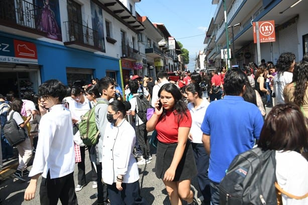 Derrame de cianuro causa caos en Prepa Juárez de Xalapa; evacúan de emergencia