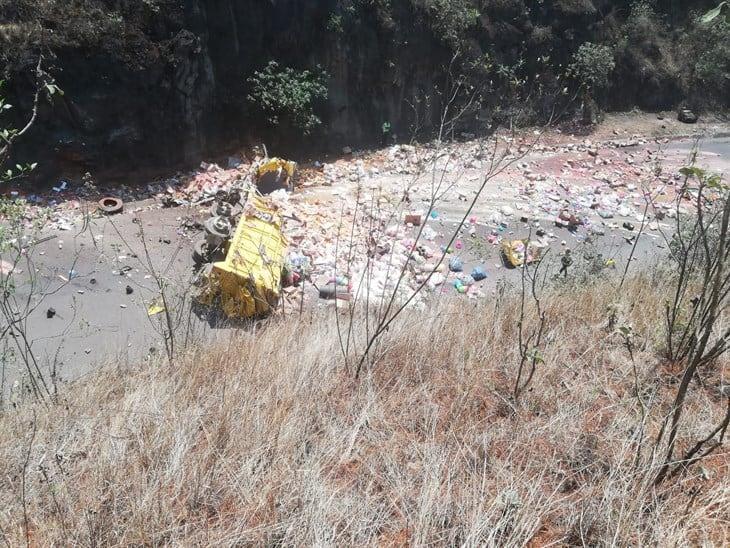 Se registra volcadura de tráiler en la Puebla-Orizaba; hay un lesionado y un fallecido