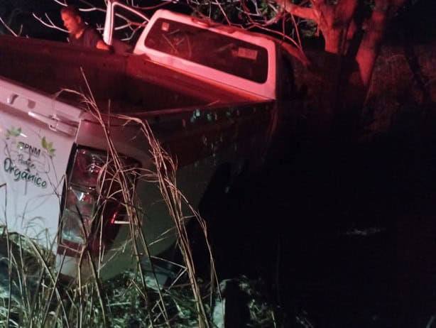 Conductora de camioneta en Soledad de Doblado pierde el control y vuelca fuera del camino