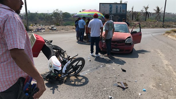 Motociclista en Veracruz termina en hospital tras ser golpeado por un automóvil