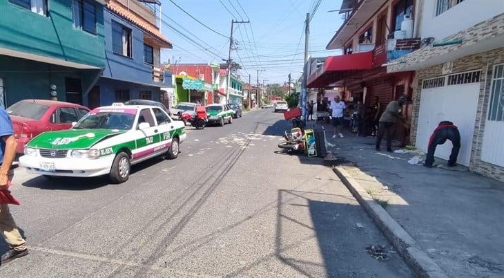 ¡Se le cayeron las tortillas!; moto repartidor choca contra taxi en Xalapa 