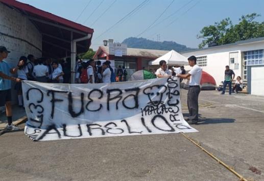 Aumnos toman Cetis 143 de Fortín; denuncian agresión por parte de maestros