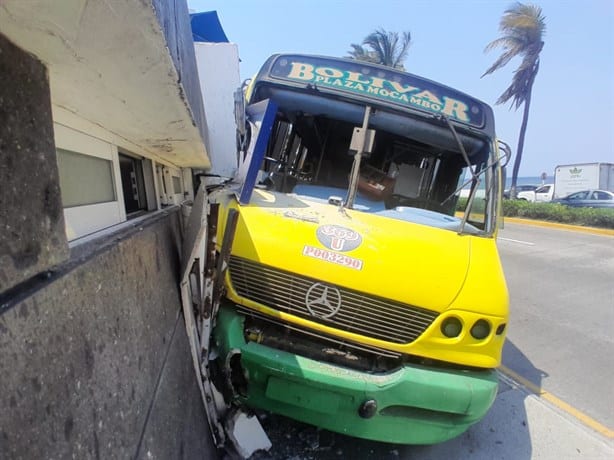 Camión urbano choca contra escuela en Veracruz; hay heridos