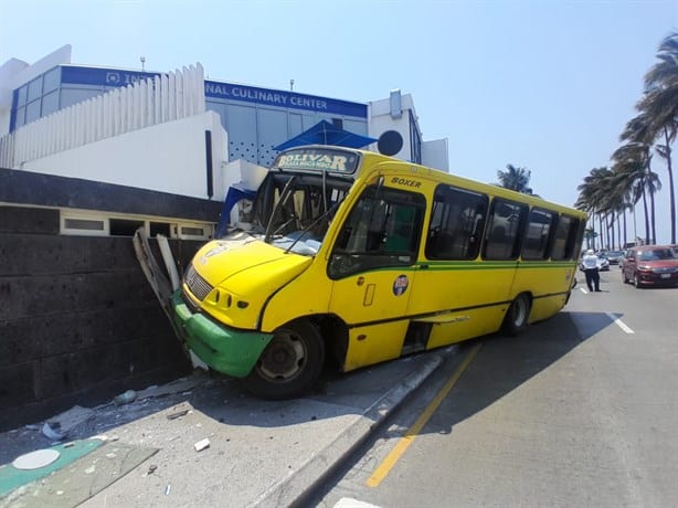 Camión urbano choca contra escuela en Veracruz; hay heridos