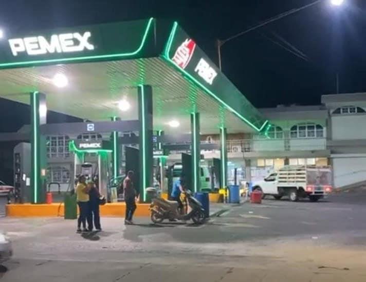 ¡Casi termina en tragedia!; moto estuvo a punto de incendiarse en gasolinera de Fortín