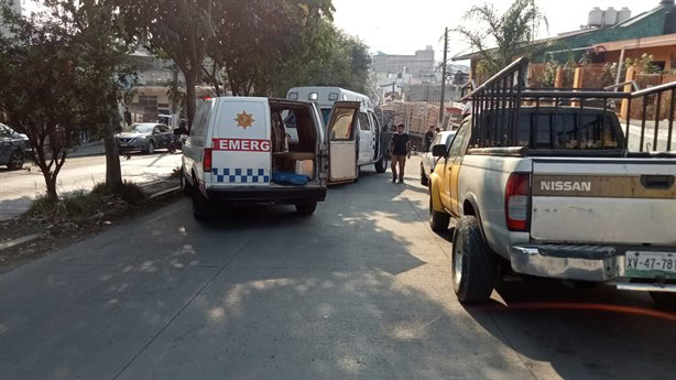 Camioneta y camión de carga protagonizan choque en colonia Revolución, en Xalapa