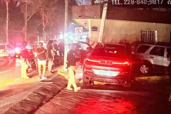 Auto choca contra poste de la CFE y deja sin luz a la colonia Cuauhtémoc, en Xalapa