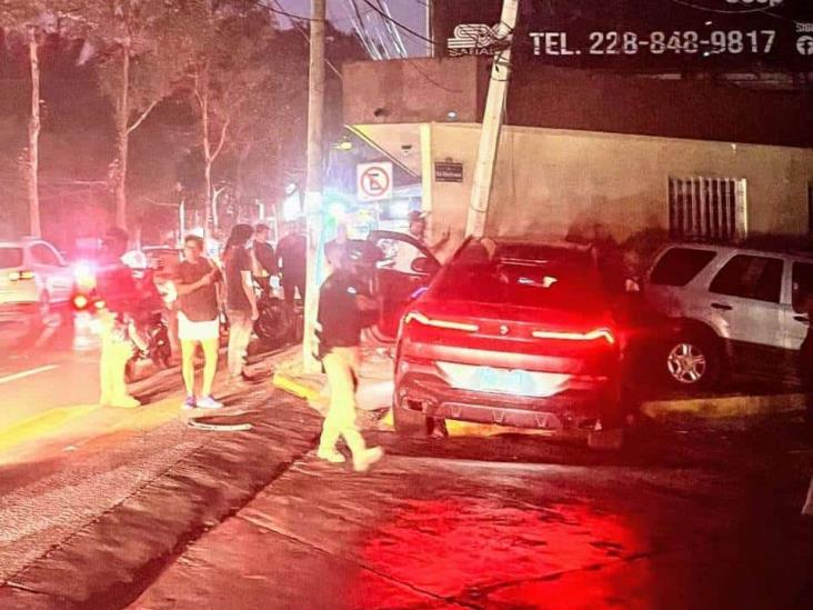 Auto choca contra poste de la CFE y deja sin luz a la colonia Cuauhtémoc, en Xalapa