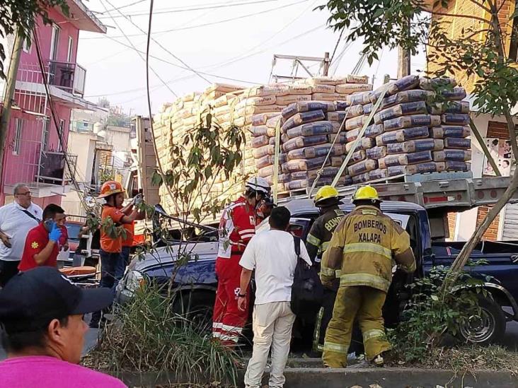 Camioneta y camión de carga protagonizan choque en colonia Revolución, en Xalapa