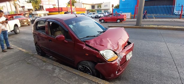 Patrulla de la Policía Ministerial y auto chocan en Córdoba; hay dos lesionados