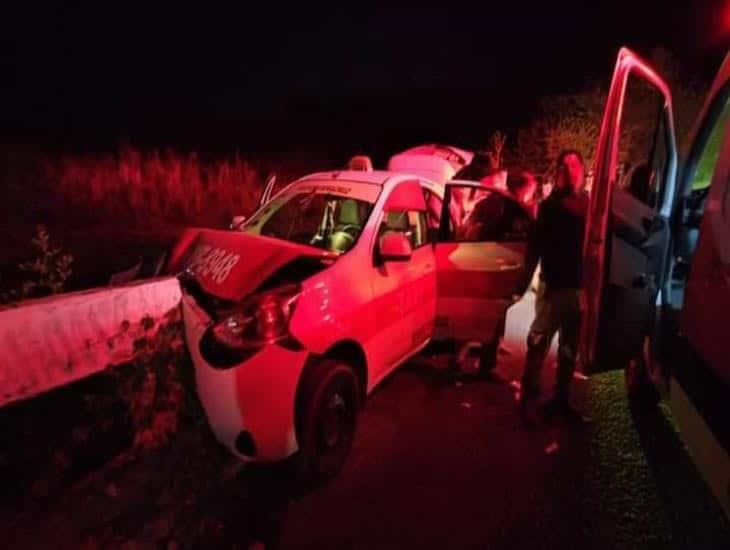 Taxistas se estrella contra puente vehicular de Paso de Ovejas, hay un lesionado