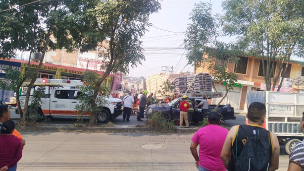 Camioneta y camión de carga protagonizan choque en colonia Revolución, en Xalapa