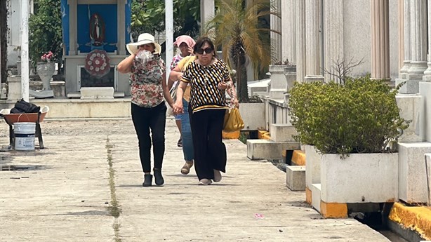 Día de las Madres: Calor no impide a pozarricenses acudir a panteones