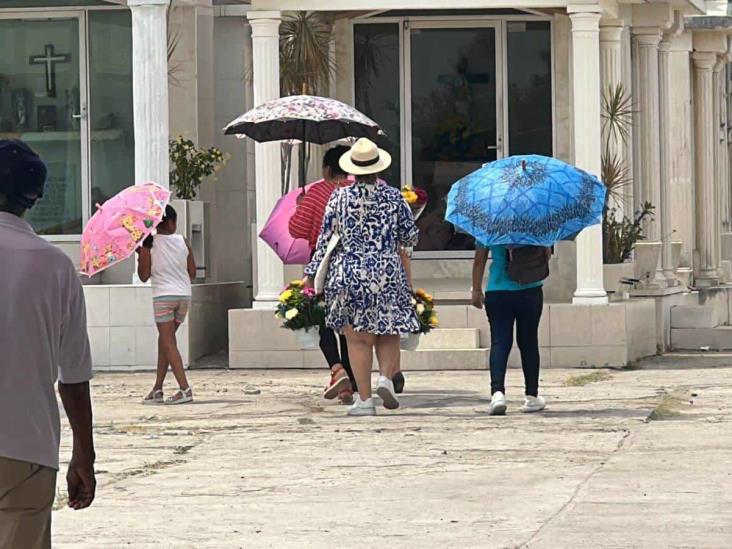 Día de las Madres: Calor no impide a pozarricenses acudir a panteones