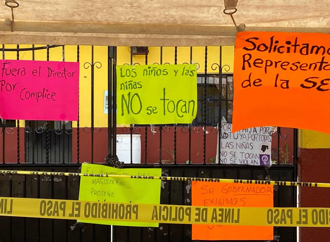 Padres mantienen tomada telesecundaria; no es oficial destitución de profesor acusado de acoso | VIDEO