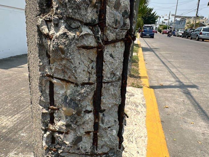 Se caen a pedazos; así lucen los postes de luz en Poza Rica