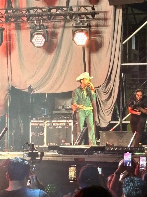 Christian Nodal pone a cantar a Veracruz | VIDEO