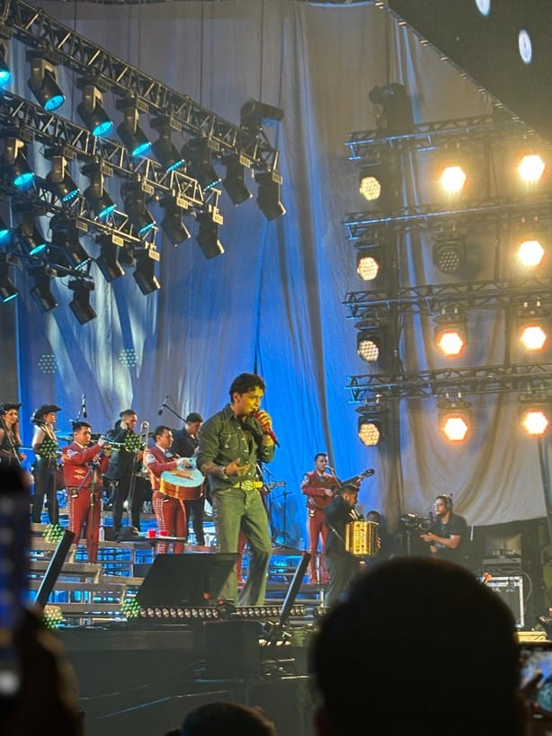 Christian Nodal pone a cantar a Veracruz | VIDEO