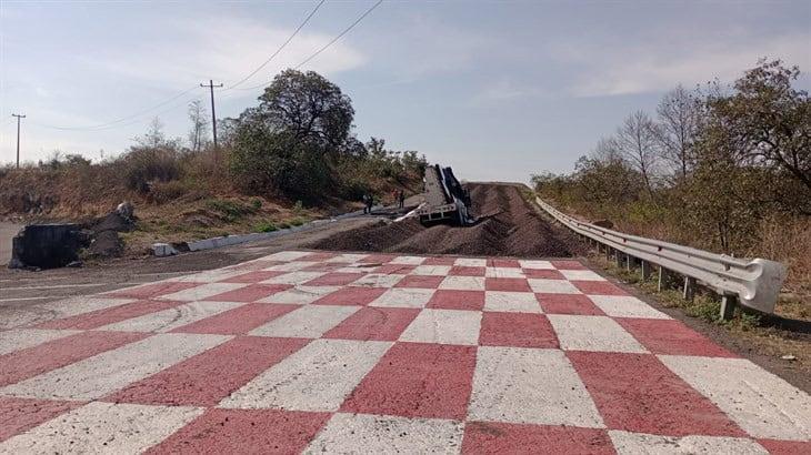 Camión torton se impacta en rampa de frenado en la autopista Puebla-Orizaba