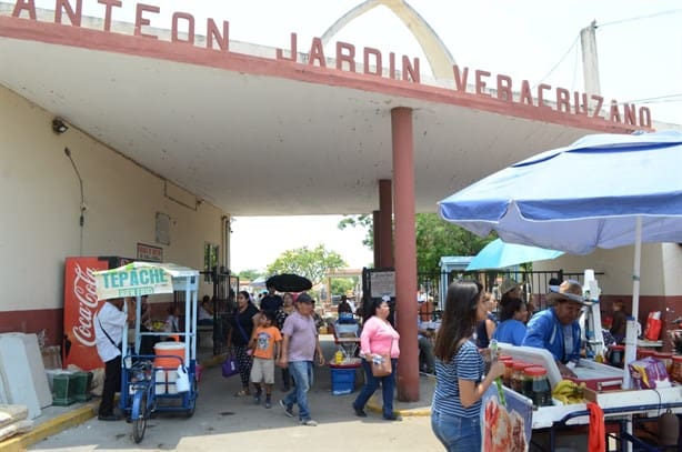 En Día de las Madres 2024 baja la afluencia de visitantes en panteones de Veracruz