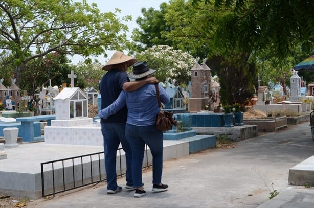 En Día de las Madres 2024 baja la afluencia de visitantes en panteones de Veracruz