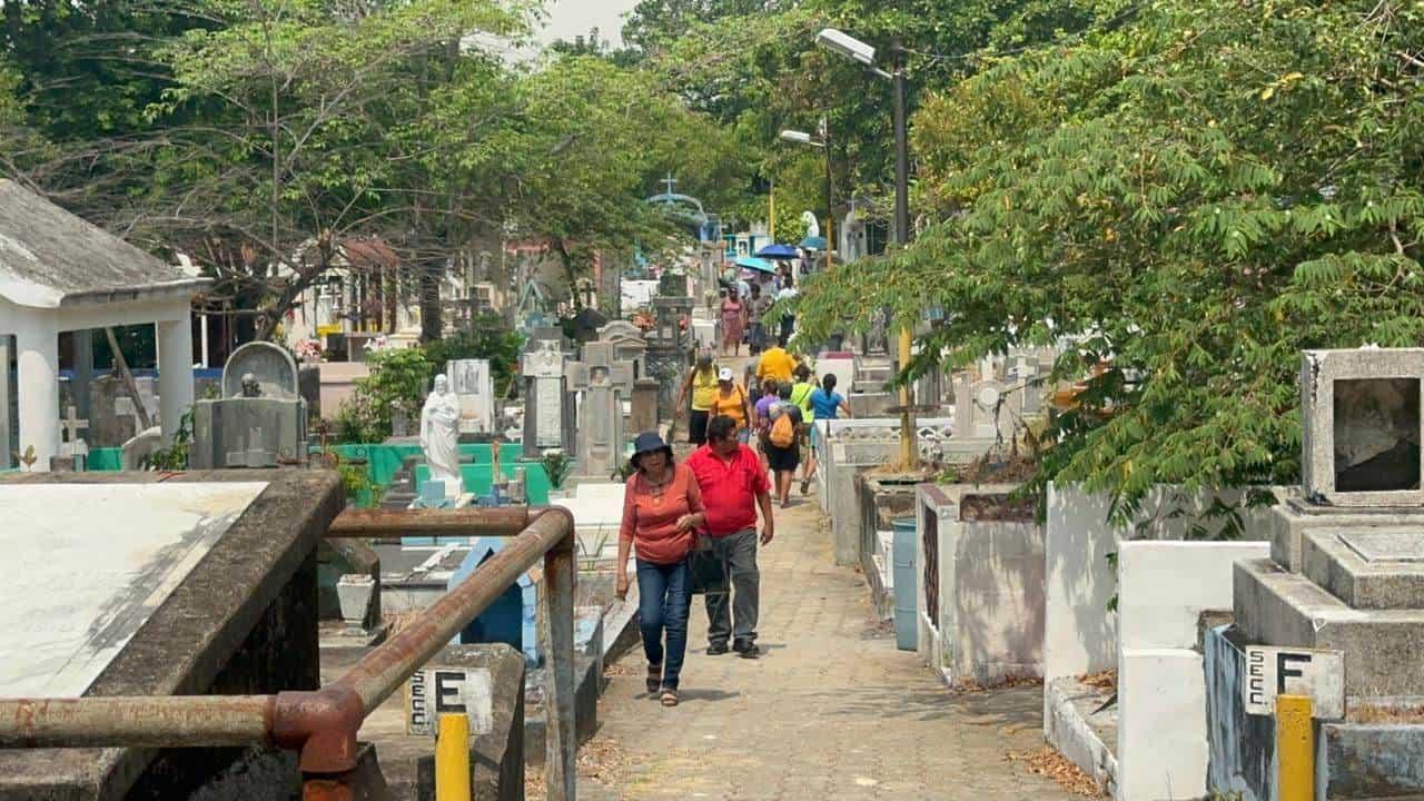 Día de las madres: por respeto y amor eterno, familias porteñas abarrotaron panteones 